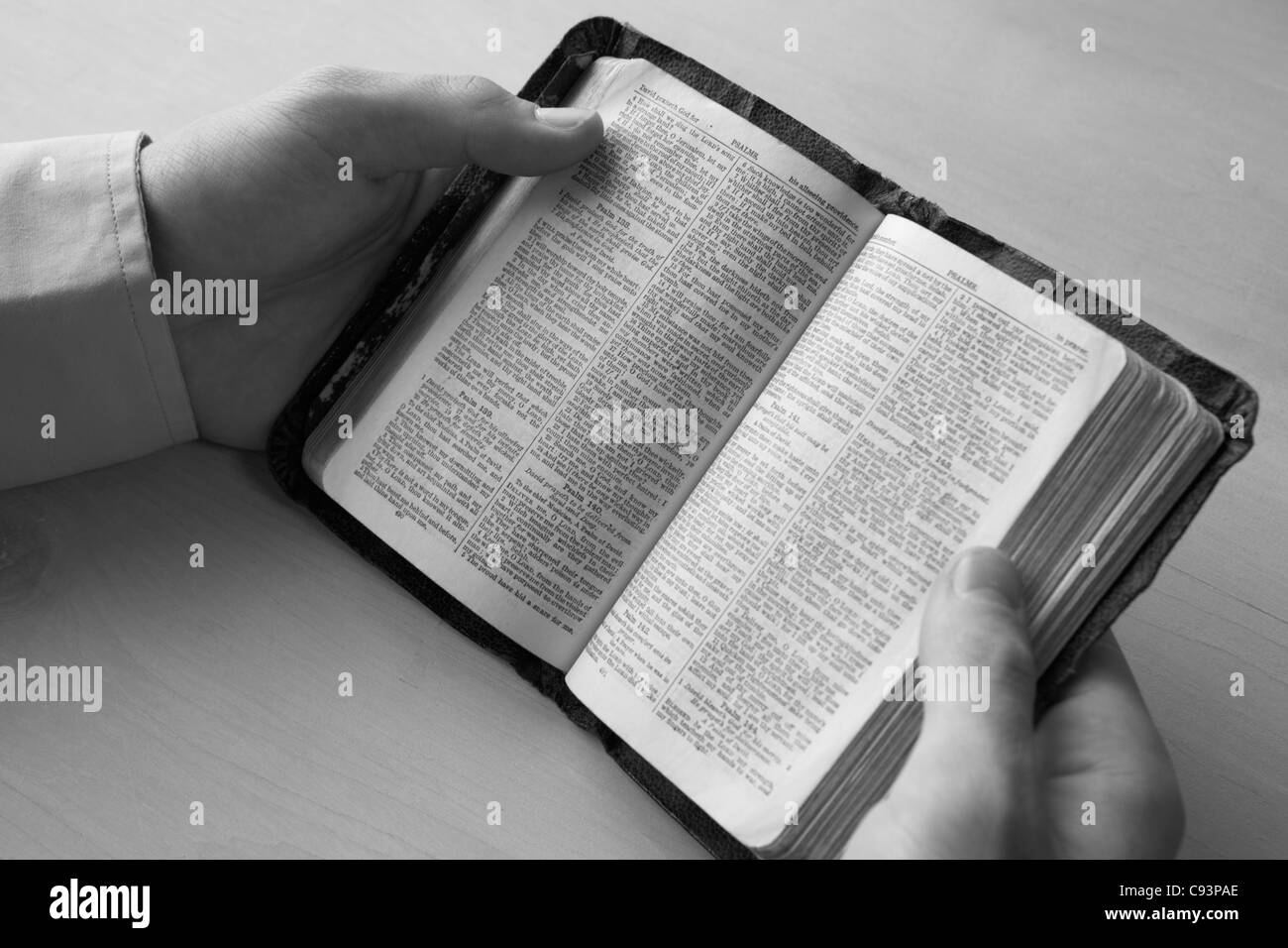 Giovane uomo leggendo la Bibbia Foto Stock