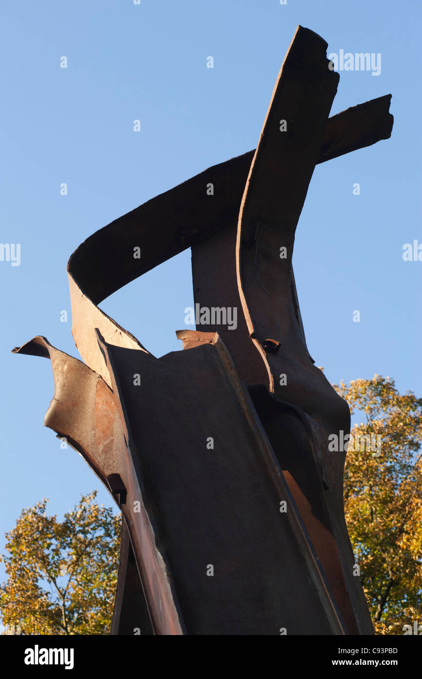 Travi dal World Trade Center di New York distrutta in 9/11 utilizzato in una scultura di Miya Ando, sul display nella zona londinese di Battersea Park nel 2011. Foto Stock
