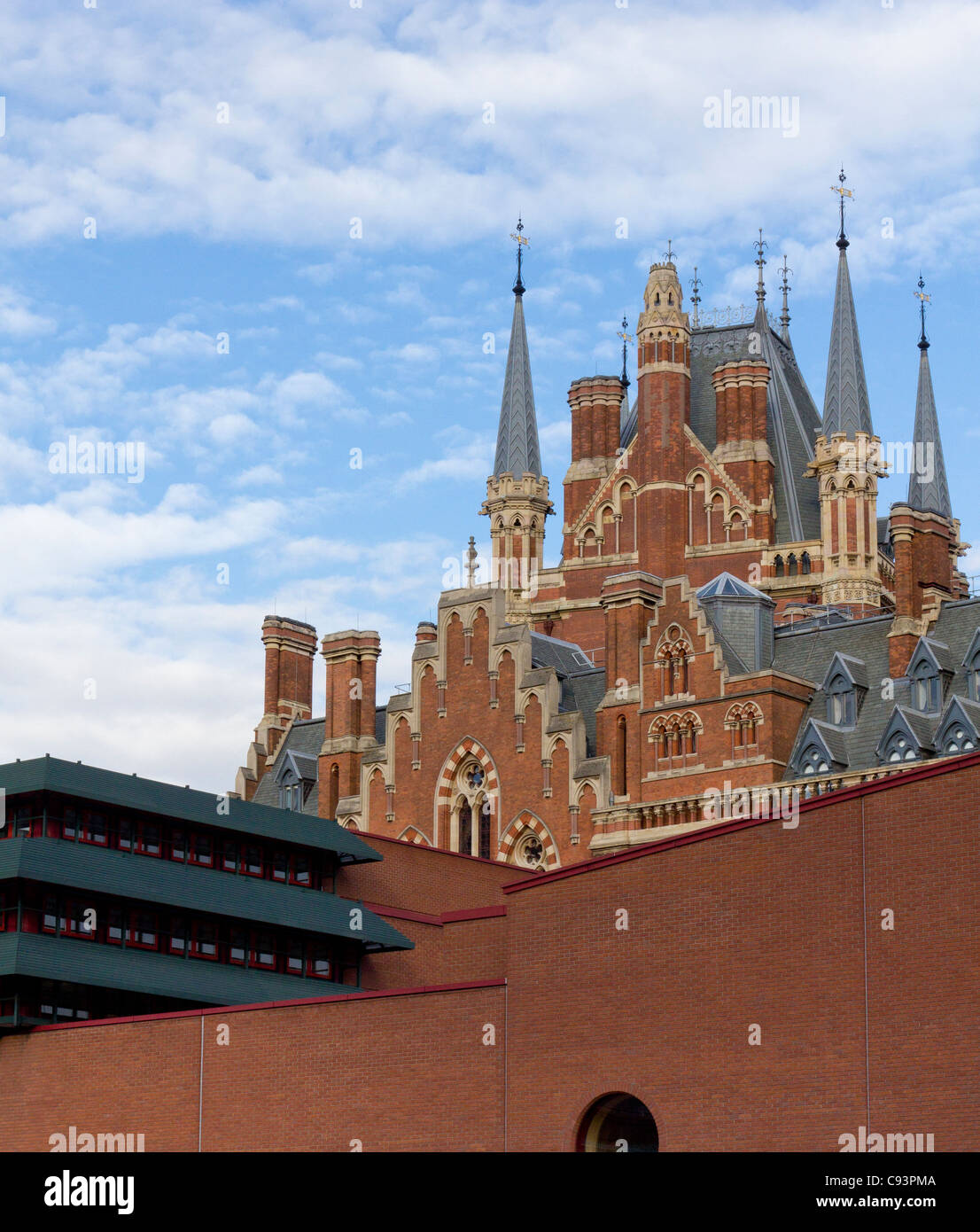 La British Library e il gotico vittoriano architettura della stazione di St Pancras, London Foto Stock