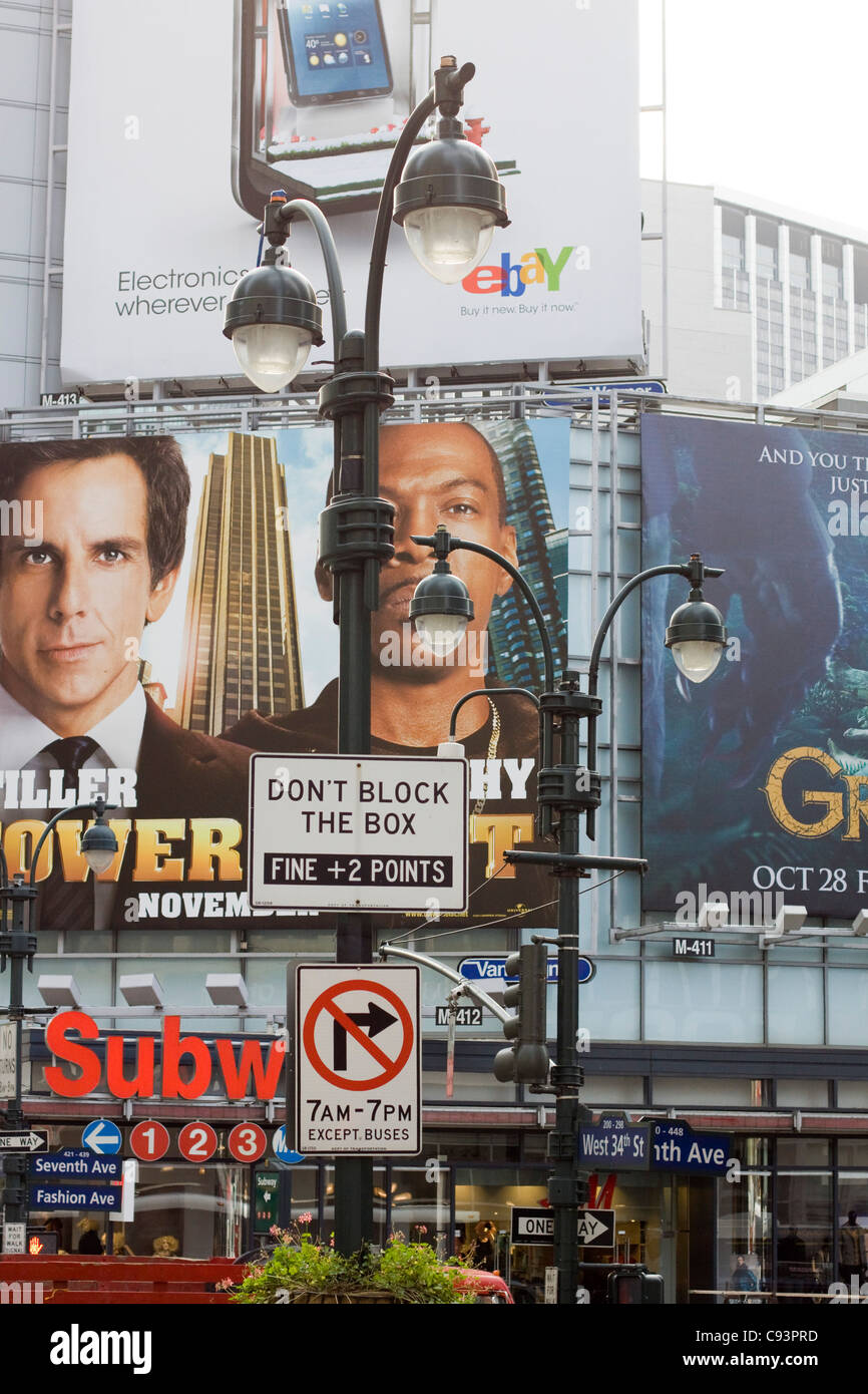 I cartelloni pubblicitari e mostra i filmati su West 34th Street, New York City USA Foto Stock