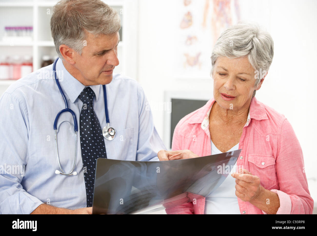 Medico con il paziente di sesso femminile Foto Stock