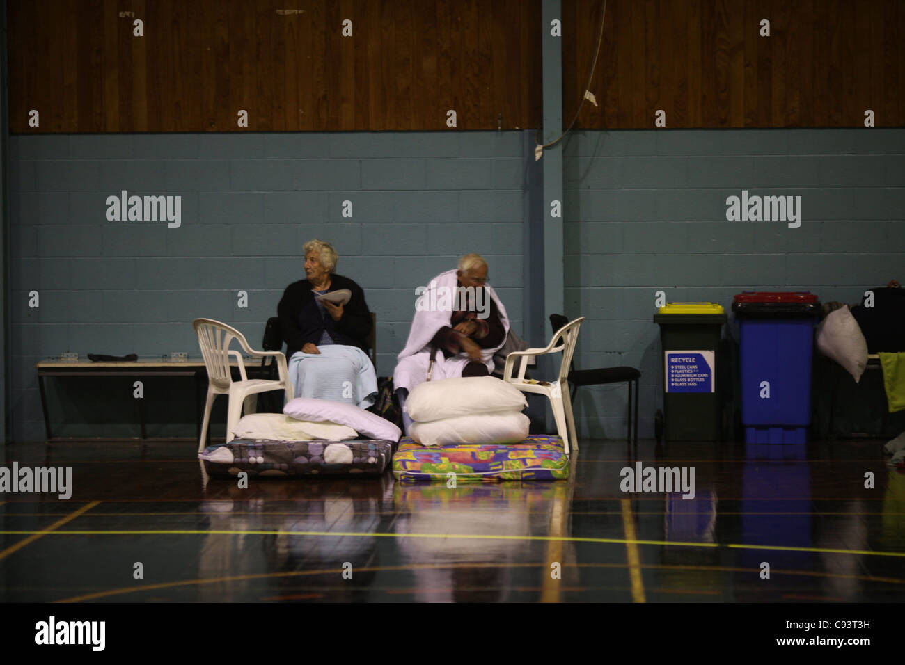 Christchurch locali Beverly Fox, 86 e Desmond Fox, 87, cercando rifugio in Cowles Stadium di Aranui. Foto Stock