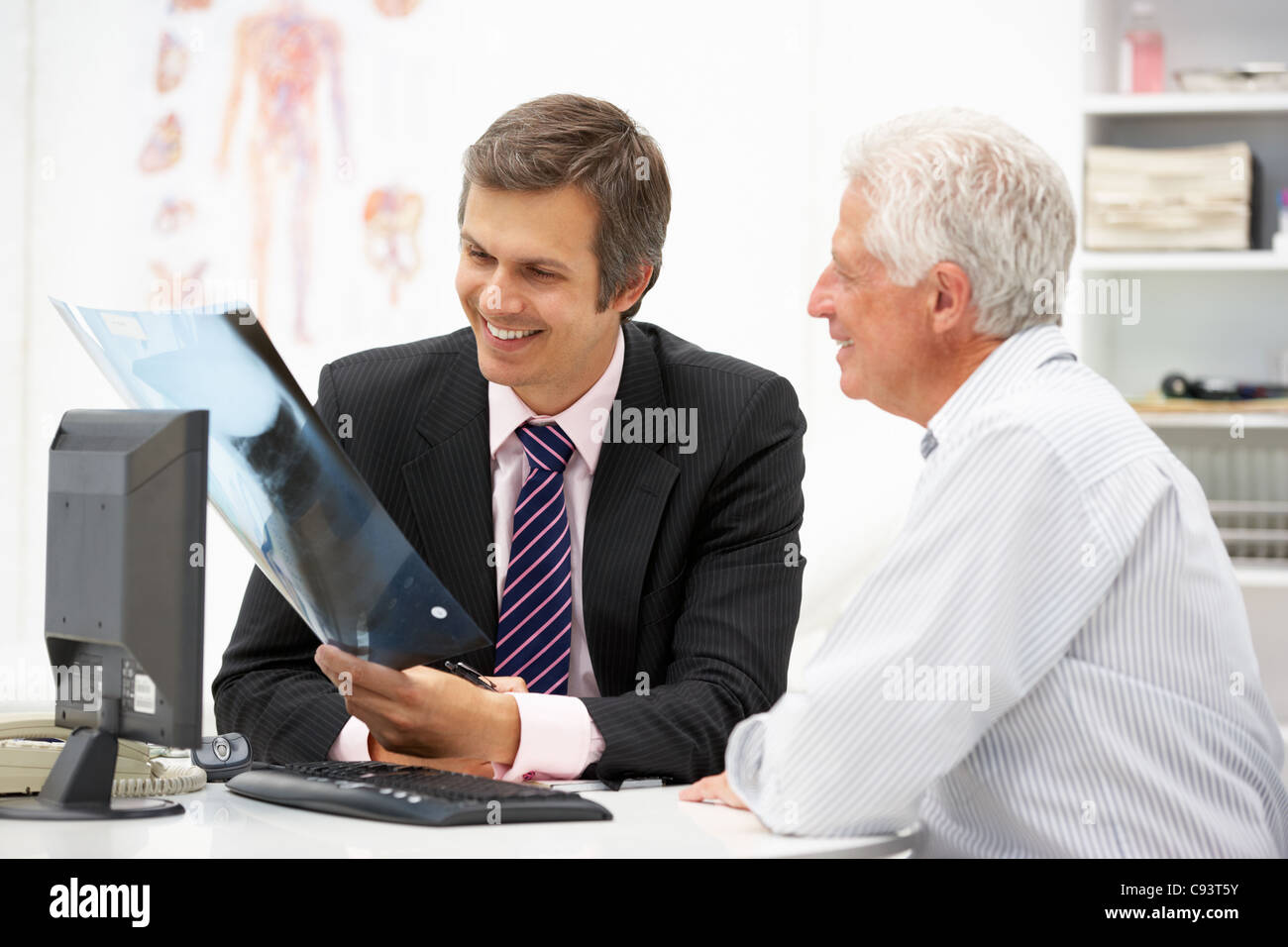 Medico con il paziente senior Foto Stock