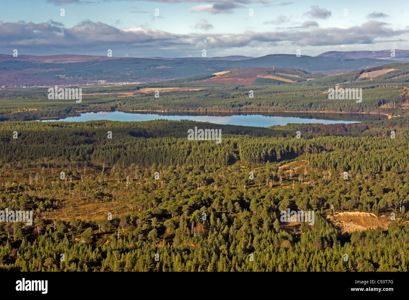 Vista da Cairngorm Mountain strada di accesso attraverso Rothiemurchus verso Aviemore con il Loch Morlich nel centro Foto Stock