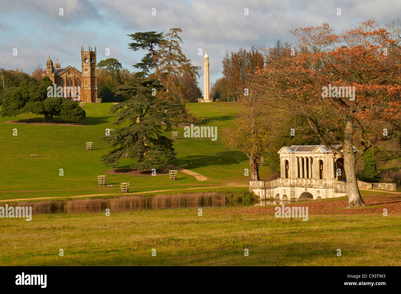 Un antico tempio gotico, il ponte palladiano e monumento in splendidi giardini di Stowe in North Buckinghamshire Foto Stock