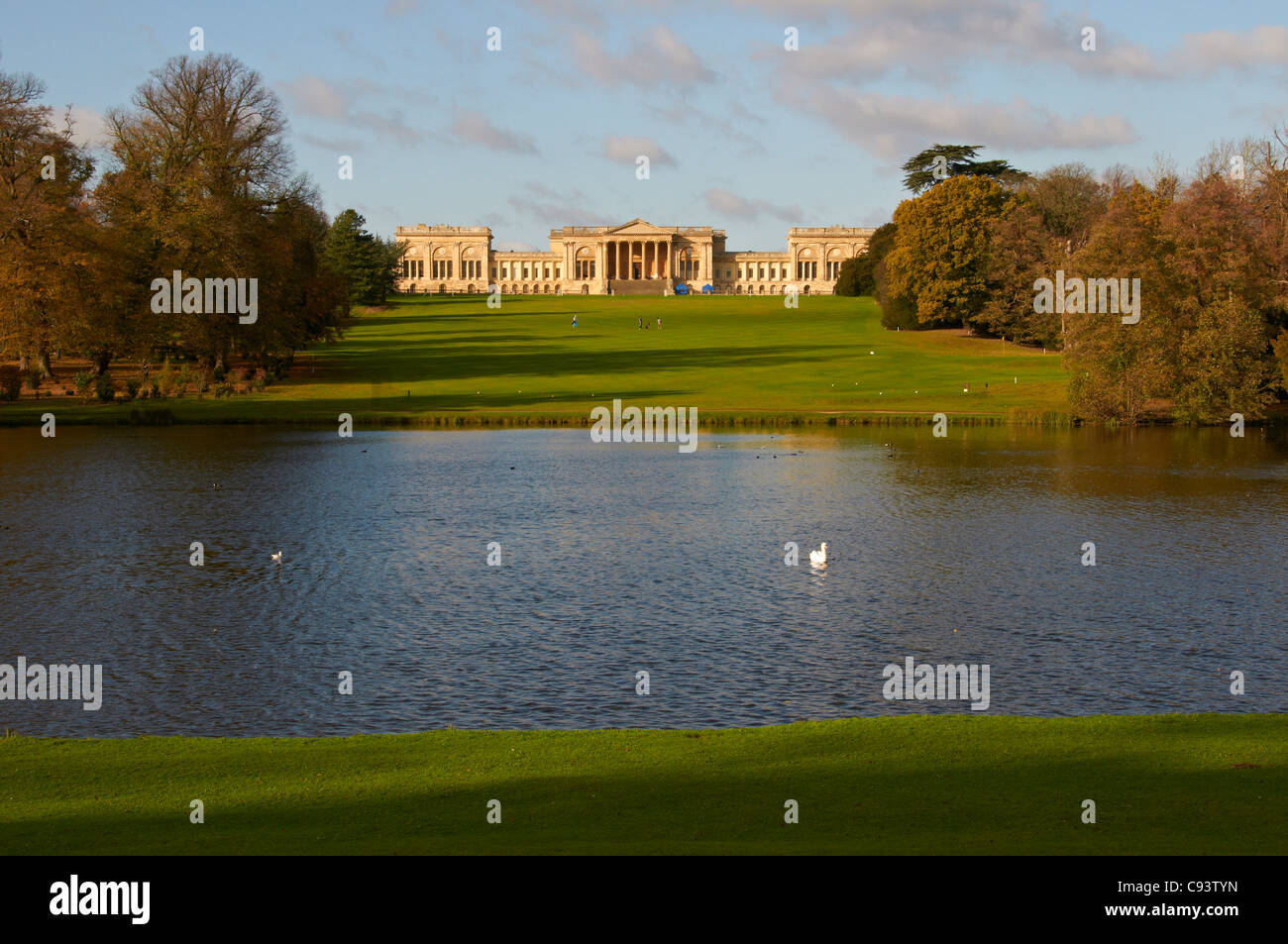 Stowe House vista sul lago e sul fairway in splendidi giardini di Stowe in North Buckinghamshire Foto Stock