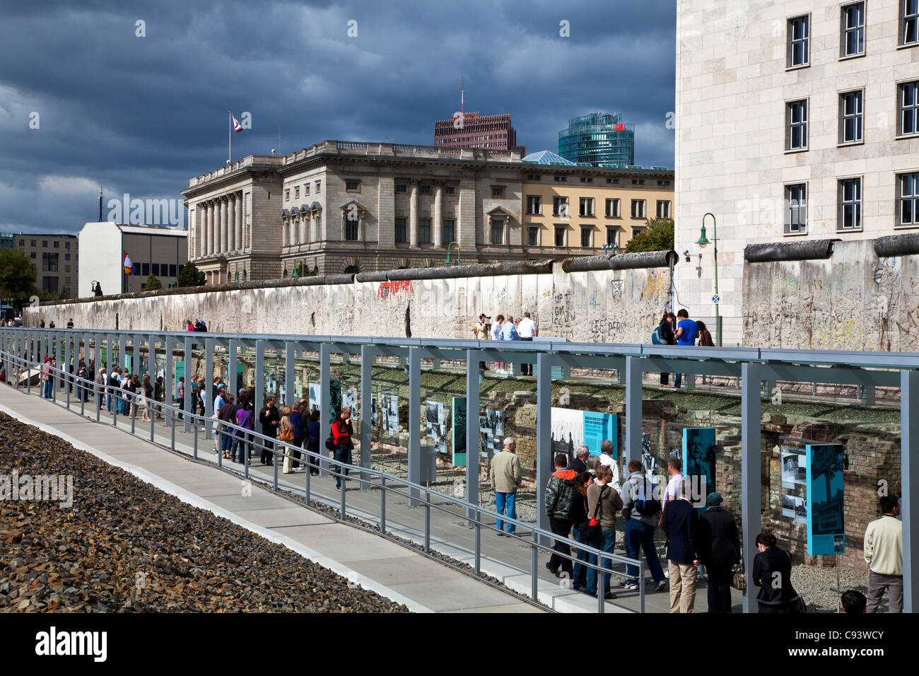 L'outdoor Topografia del Terrore Museo sul sito di ex la Gestapo Nazista HQ a Berlino, Germania. Parte del muro di Berlino si trova dietro. Foto Stock