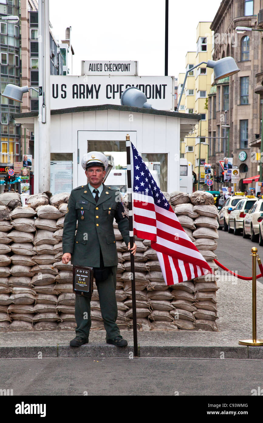 Il Checkpoint Charlie, il celebre Muro di Berlino incrocio tra Berlino Ovest e Berlino Est, ora un turista attrazione turistica. Foto Stock