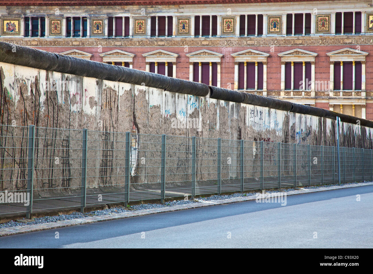 La più lunga extant parte del muro di Berlino e di stile Rinascimentale Italiano Martin-Gropius-Bau exhibition hall in background. Foto Stock