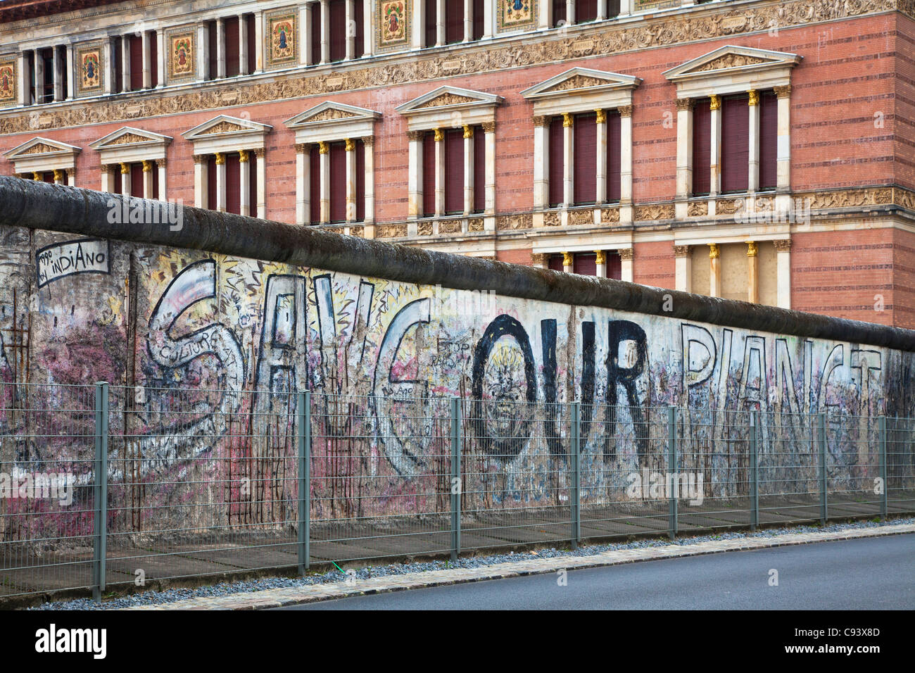 La più lunga extant parte del muro di Berlino e di stile Rinascimentale Italiano Martin-Gropius-Bau exhibition hall in background. Foto Stock