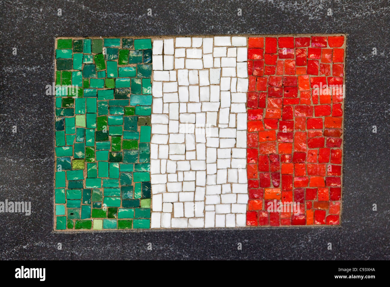 Il coreano memoriale di guerra uno dei ventidue bandiere al fondo del soldato universale statua mosaico di Bandiera Italiana Foto Stock