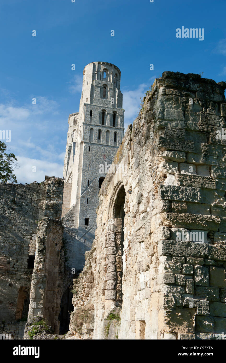 Le rovine della abbazia di Jumièges lungo la route des abbayes nella Valle della Senna di Normandia, Francia Foto Stock