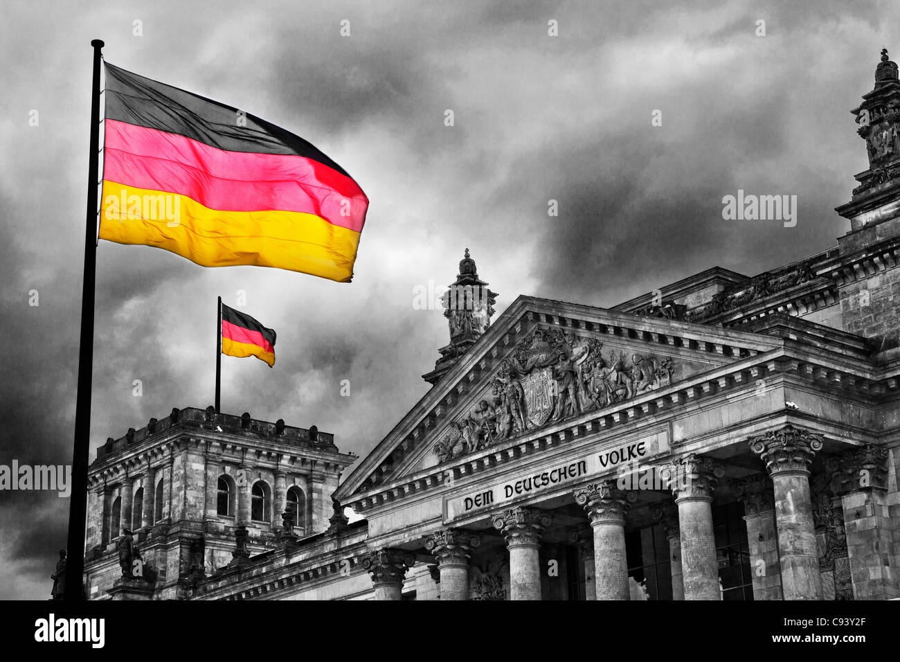 Tempesta nuvole sopra il Reichstag, il parlamento tedesco a Berlino, Germania. A colori e in bianco e nero sono disponibili le versioni in C93XXG e C93Y05 Foto Stock