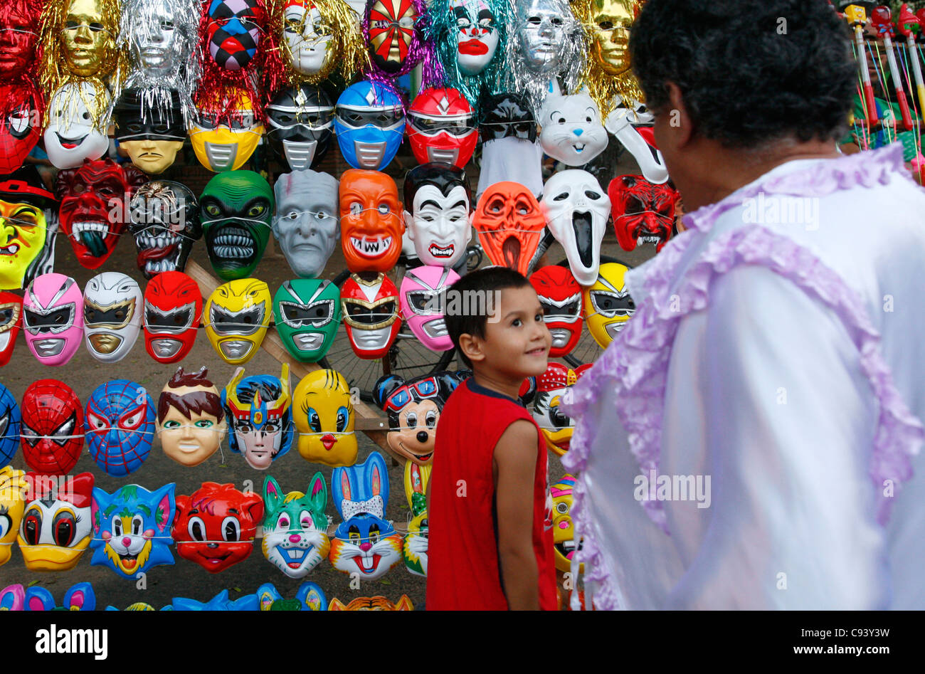 Maschere colorate in vendita in strada durante il carnevale di Montevideo, Uruguay. Foto Stock