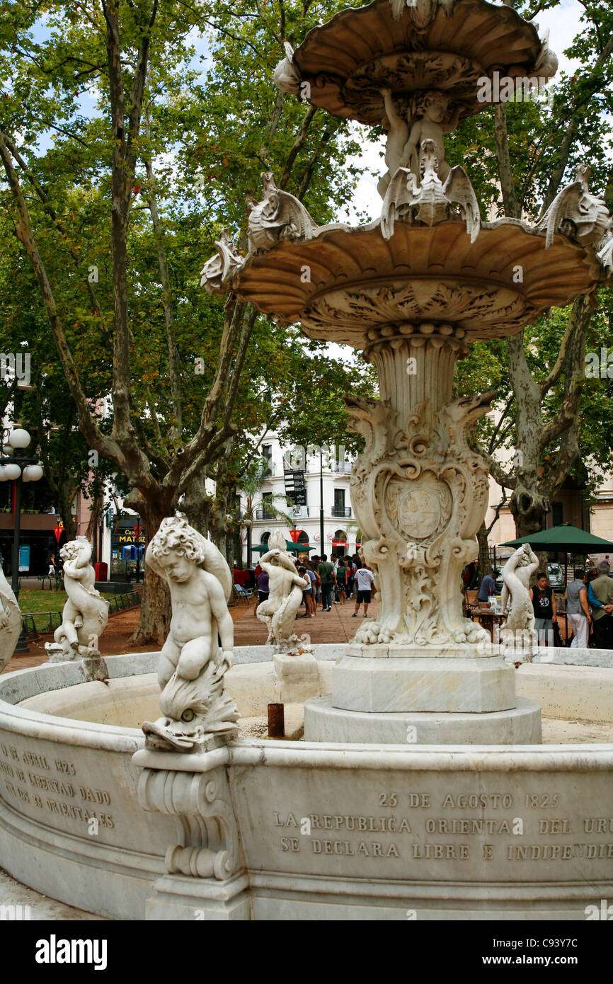 Plaza de la Constitucion noto anche come Plaza Matriz è la più antica piazza della città vecchia. Montevideo, Uruguay. Foto Stock