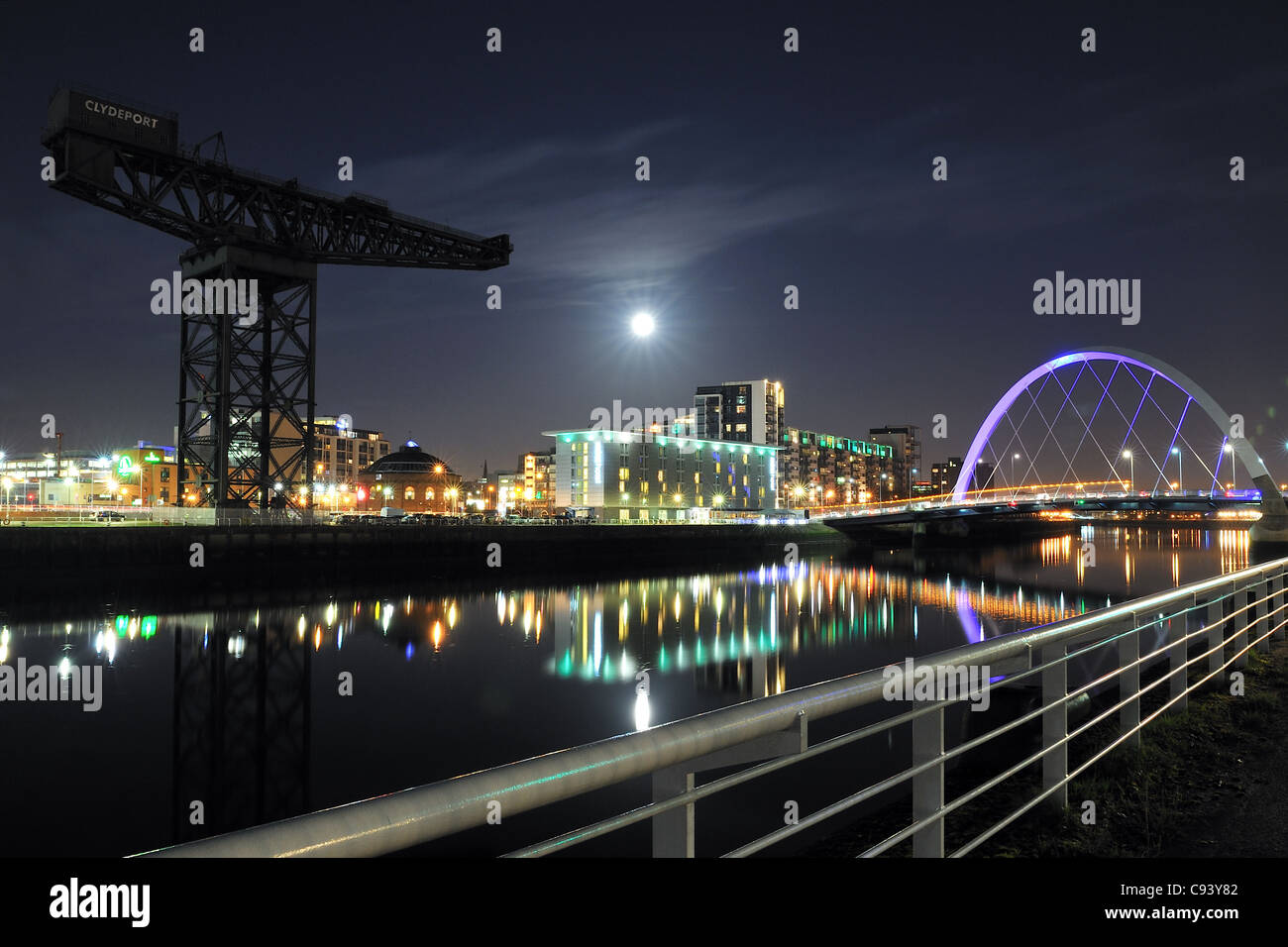 Sera scende oltre il Clyde Arc (aka il ponte Squinty) su Glasgow del fiume Clyde. Foto Stock