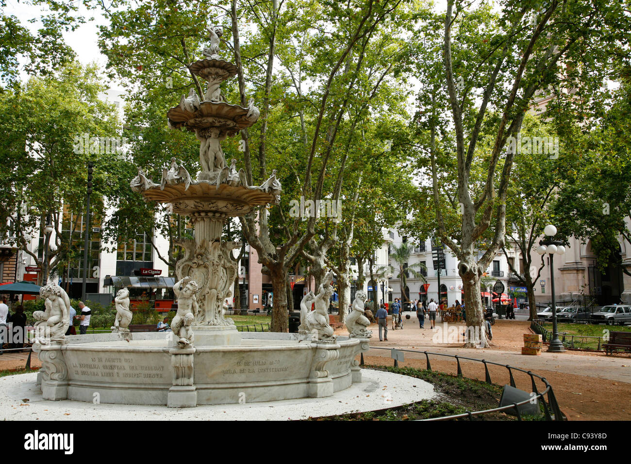 Plaza de la Constitucion noto anche come Plaza Matriz è la più antica piazza della città vecchia. Montevideo, Uruguay. Foto Stock