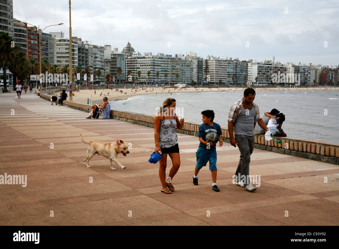 La gente camminare lungo la Rambla, la città di Riverfront Promenade, Montevideo, Uruguay. Foto Stock