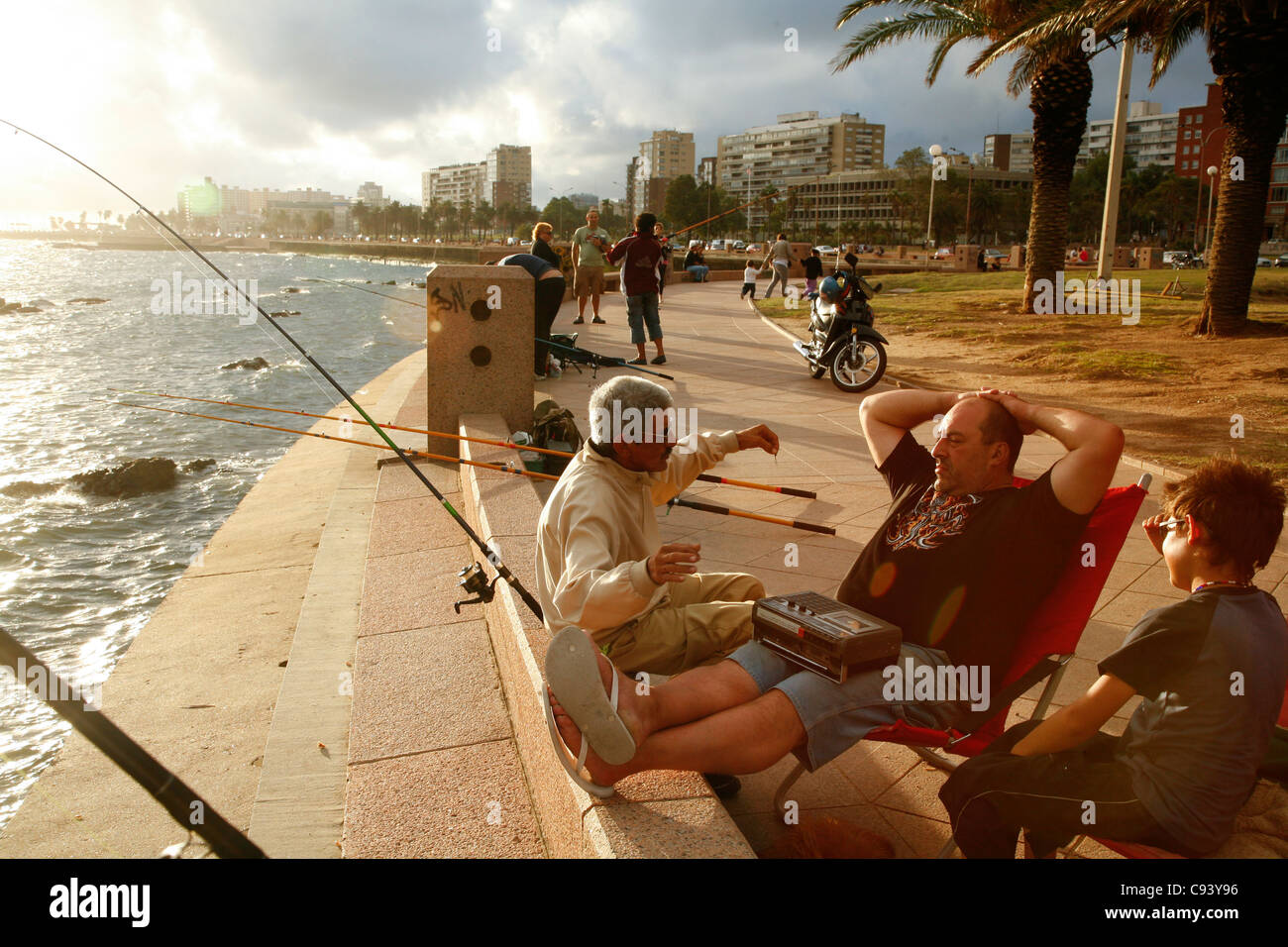 Persone di pesca e passeggiate lungo la Rambla, la città di Riverfront Promenade, Montevideo, Uruguay. Foto Stock