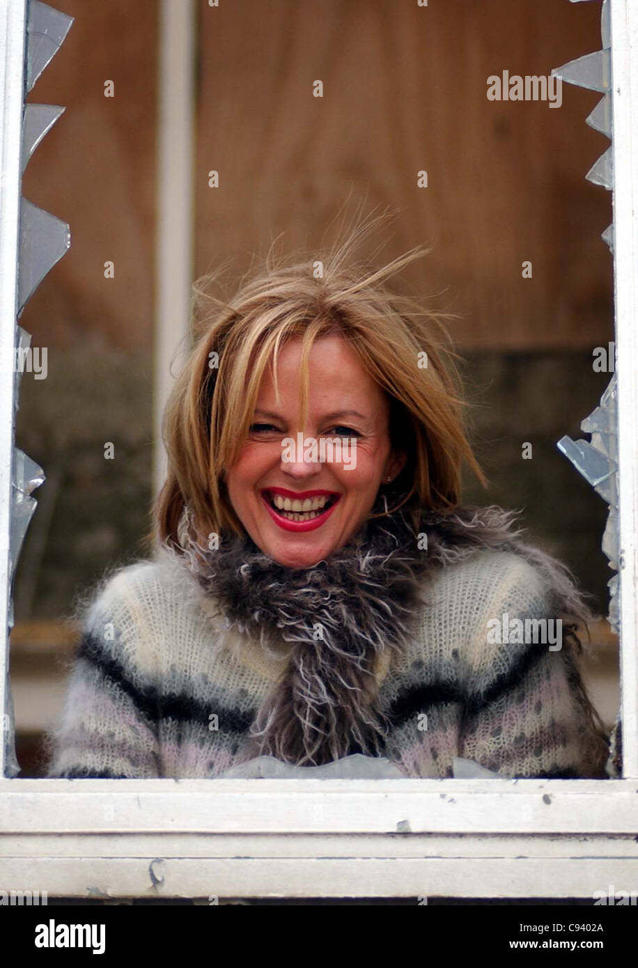 Attrice cinematografica Clare Grogan stella di Gregorio della ragazza ed è comparso in Padre Ted e Red Dwarf coetanei al di fuori di un vetro rotto Foto Stock