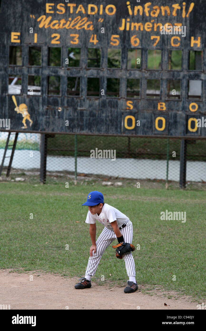 I bambini della scuola di baseball in Santa Clara, Cuba. Foto Stock