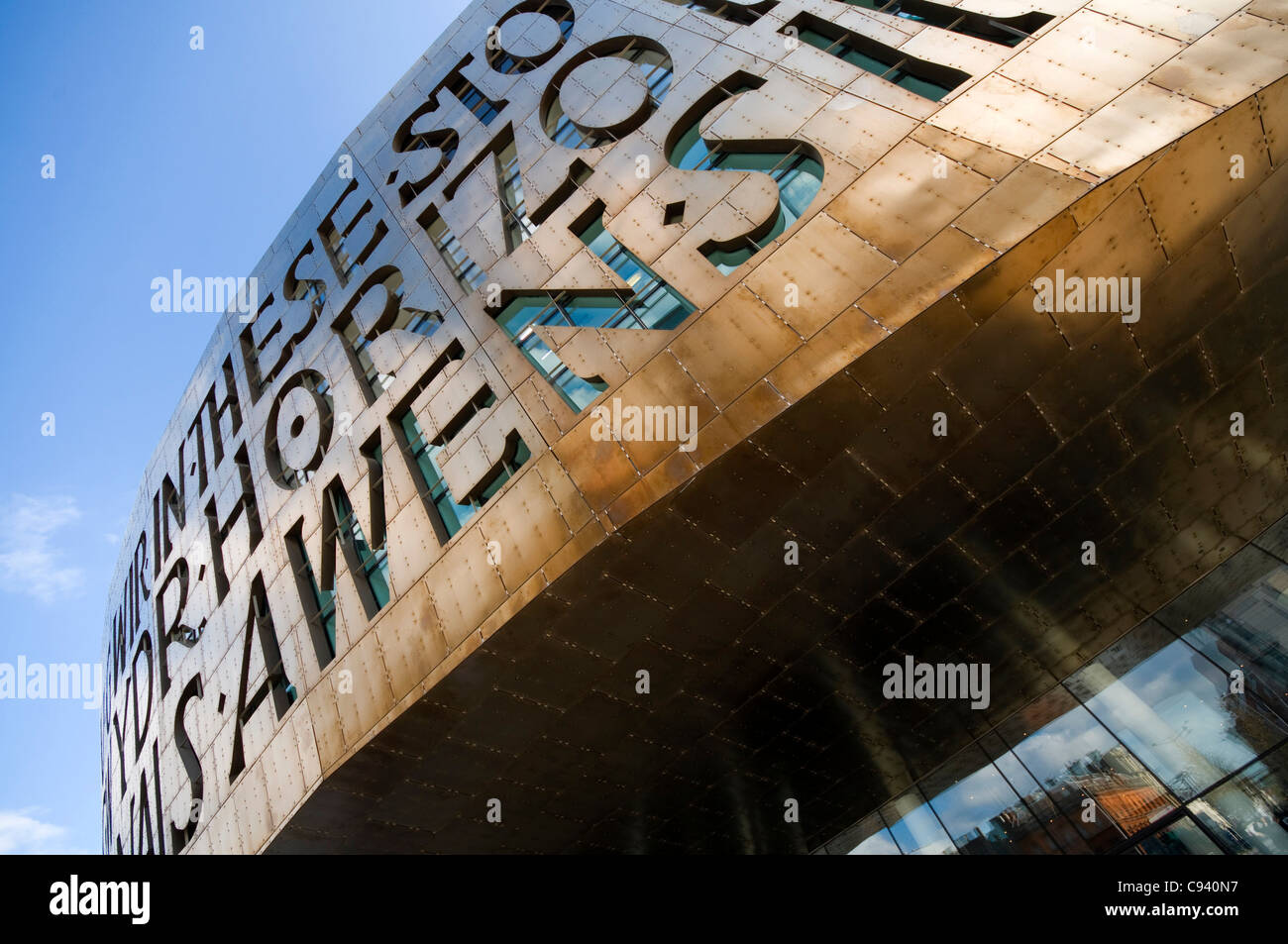 Il Wales Millennium Centre Canolfan Mileniwm Cymru in Cardiff guardando verso l'alto. Foto Stock
