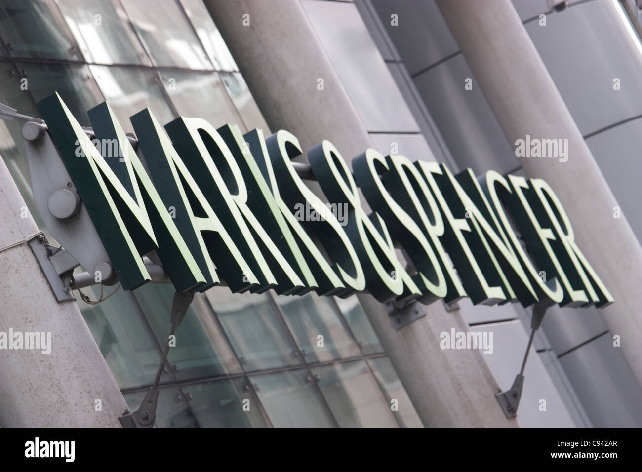 Marks & Spencer firmare al di fuori del negozio Foto Stock