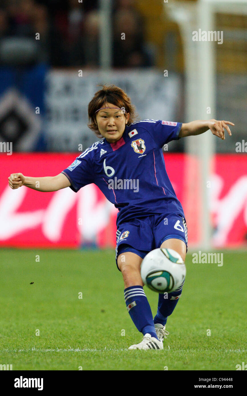 Mizuho Sakaguchi del Giappone passa la palla durante il 2011 FIFA femminile di Coppa del Mondo di calcio finale contro gli Stati Uniti. Foto Stock