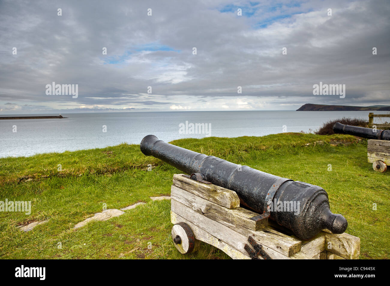Canoni sul vecchio Fort, Fishguard, West Wales, Regno Unito Foto Stock