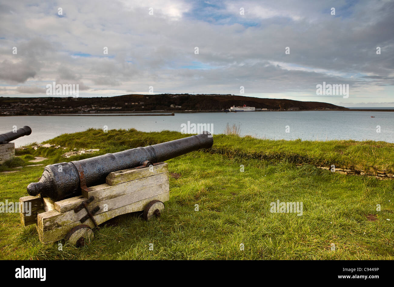Canoni sul vecchio Fort, Fishguard, West Wales, Regno Unito Foto Stock