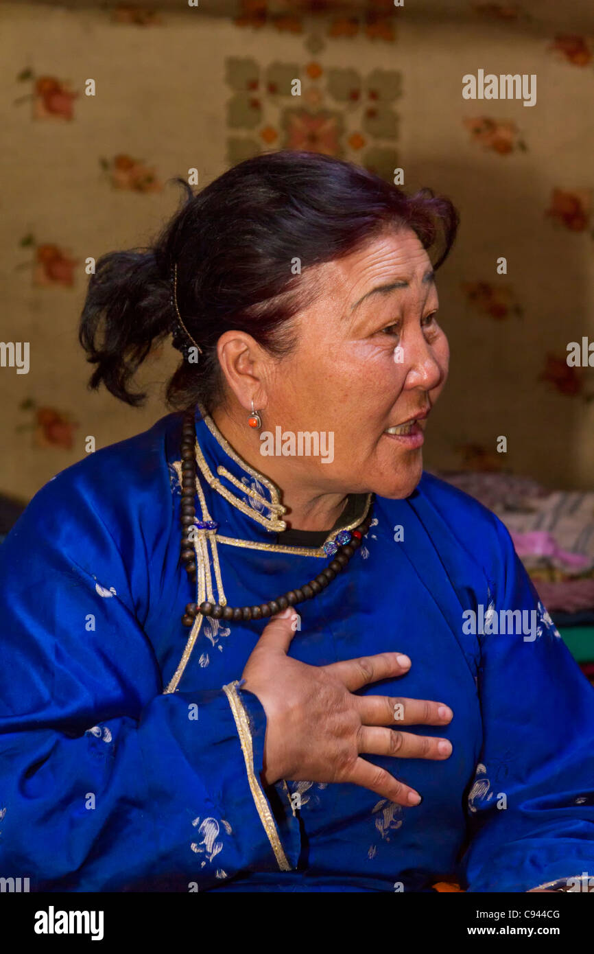 Sciamano nella sua ger nel nord della Mongolia Foto Stock