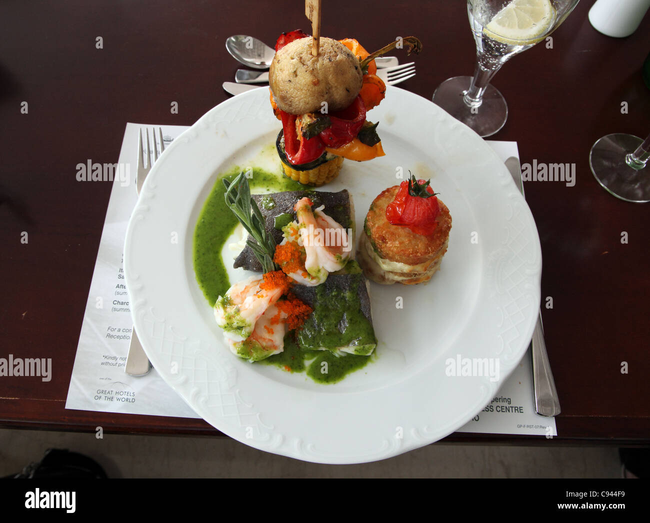 Halibut con Gamberi serviti nella sala del carisma Grecian Bay Hotel, Cipro Foto Stock