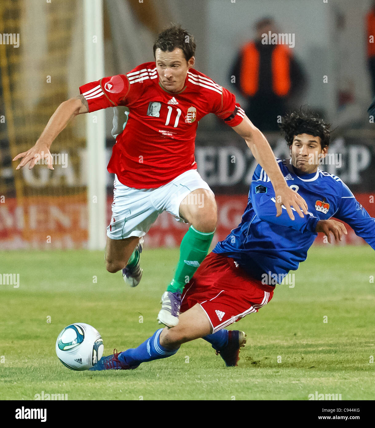 Budapest - novembre 11: Ungherese Daniel Tozser (L) e polverino (R) del Liechtenstein durante l'Ungheria vs. Liechtenstein (5:0) cordiale del gioco del calcio presso lo Stadio Puskas su Novembre 11, 2011 a Budapest, Ungheria. Foto Stock