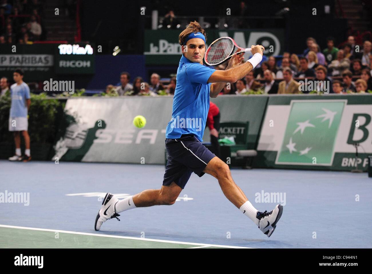 11.11.2011 Parigi Francia. Roger Federer sui campi da tennis BNP Paribas  Masters. Open de Paris Bercy Foto stock - Alamy