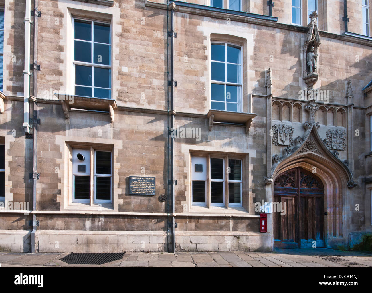 Ingresso anteriore e la facciata del famoso Cavendish laboratori, università di Cambridge, Inghilterra. Foto Stock