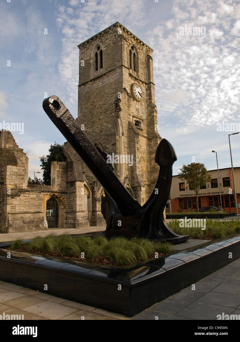 Uno dei tasselli del QE2 ora posto nella parte anteriore del Santo Rood chiesa come un punto di riferimento di Southampton Hampshire England Regno Unito Foto Stock