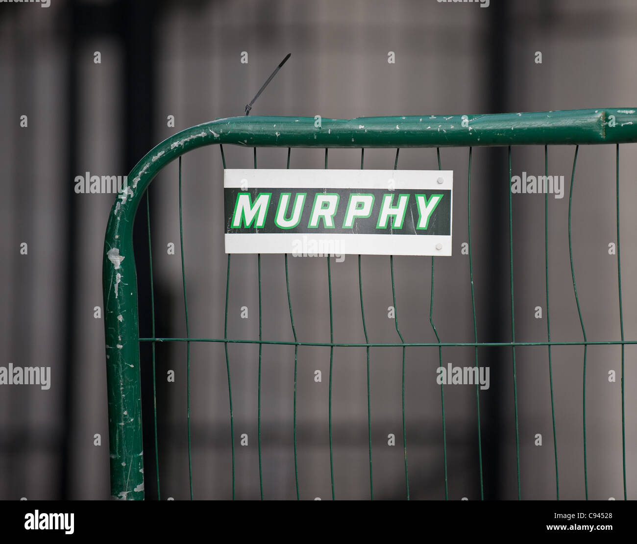 Una costruzione Murphy segno su una recinzione Foto Stock