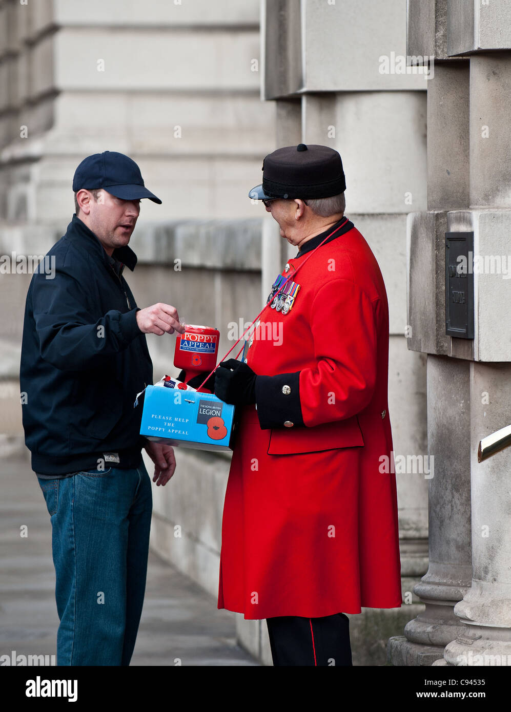Un pensionato di Chelsea papaveri di vendita a Londra Foto Stock