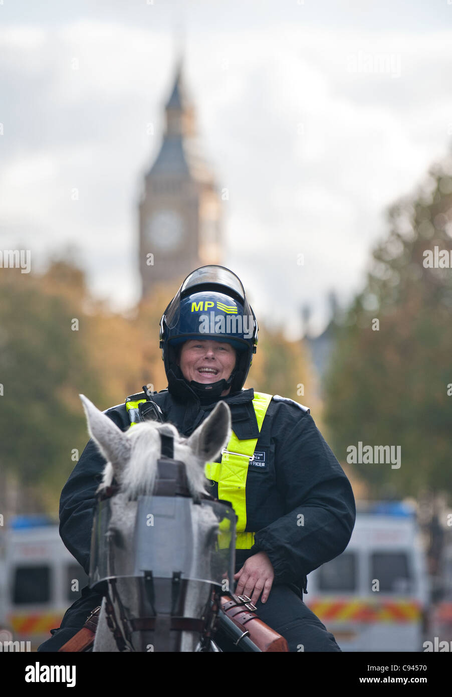 Un Metropolitan montato funzionario di polizia sul dazio in Londra Foto Stock