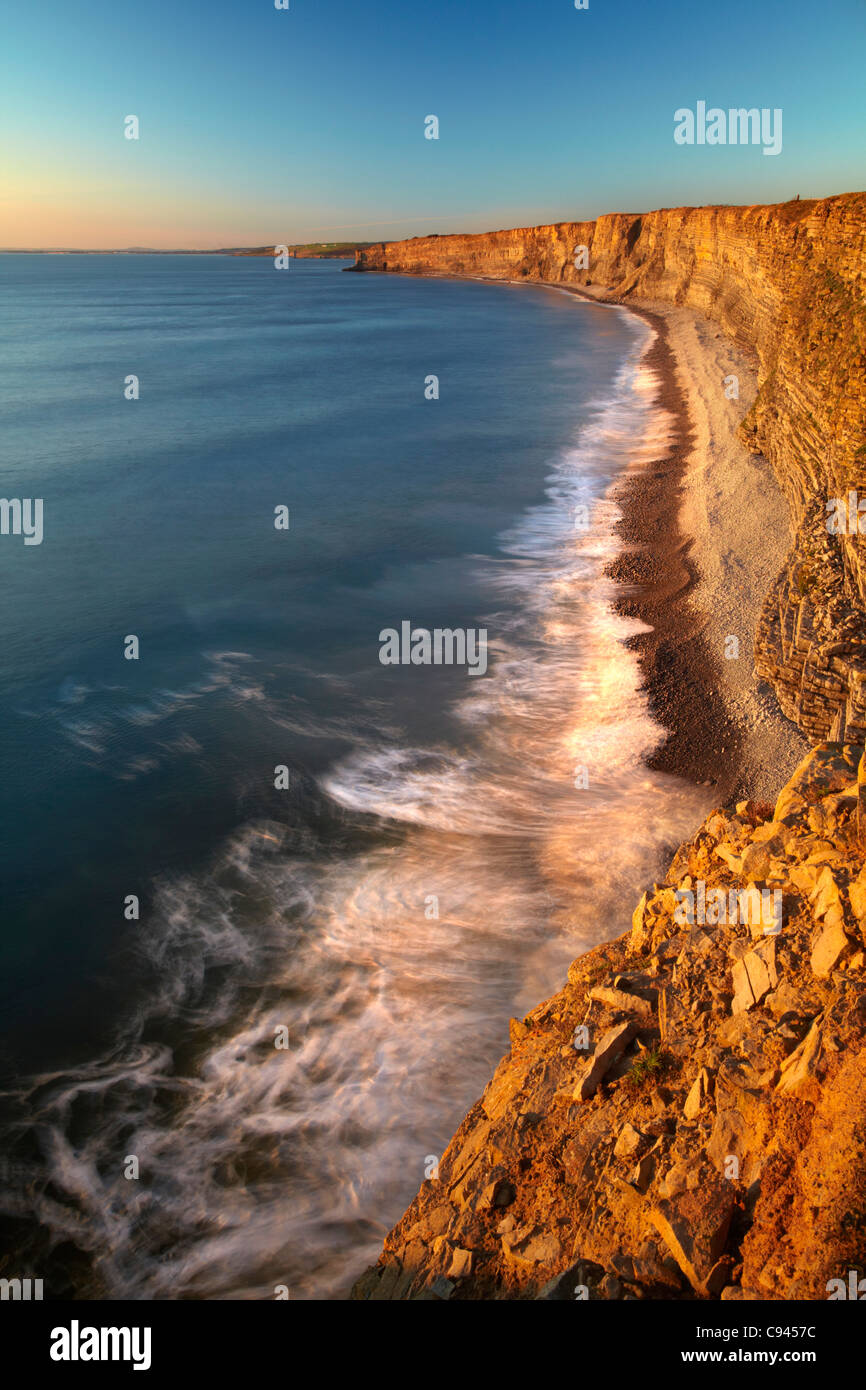 Una vista verso ovest lungo il Glamorgan Heritage costa da Nash punto attraverso Traeth Mawr, marea alta. Foto Stock