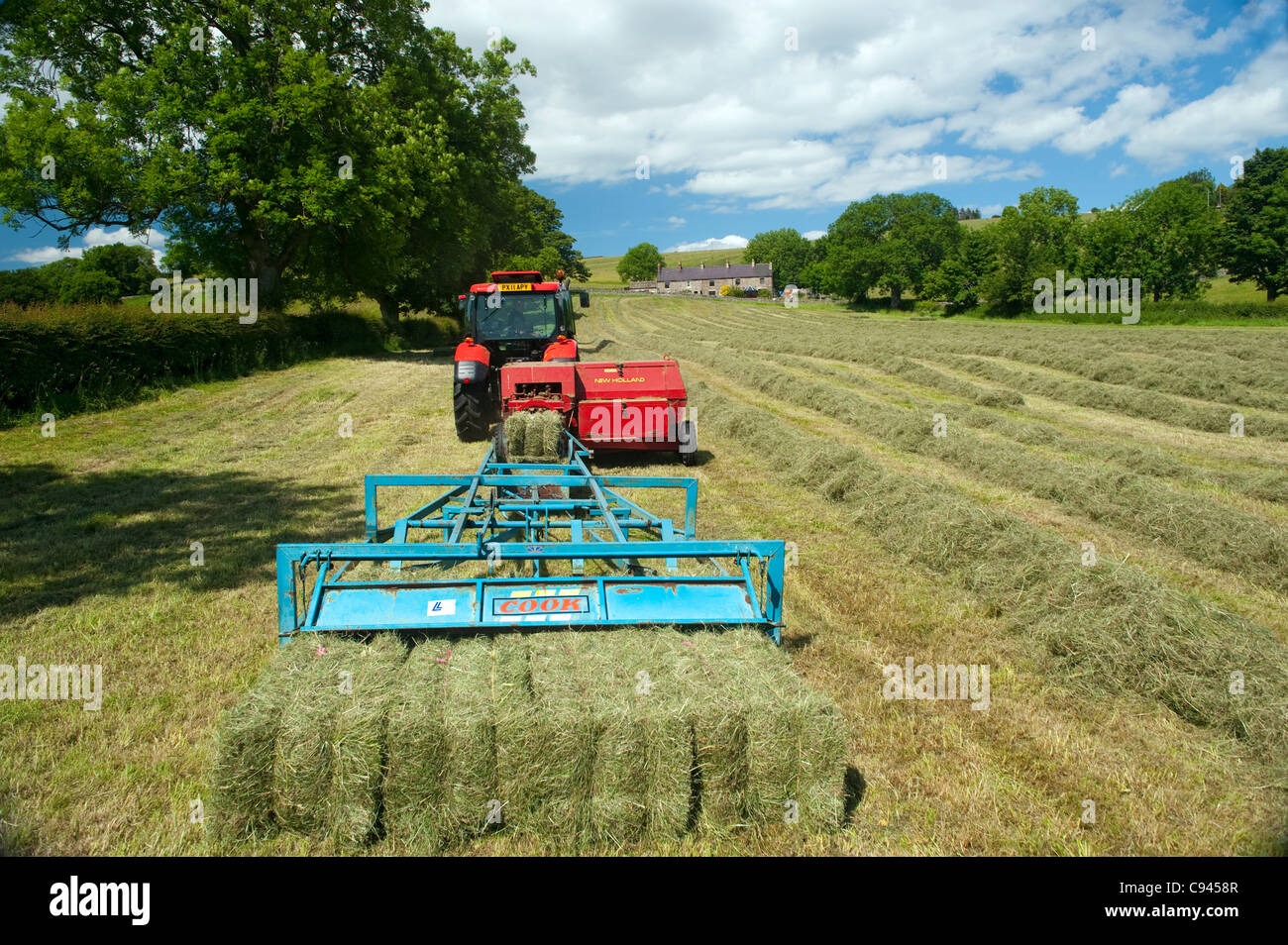 In Haytime Teesdale superiore con un Zetor Proxima 75 trattore e piatto 8 sistema di balla. Foto Stock