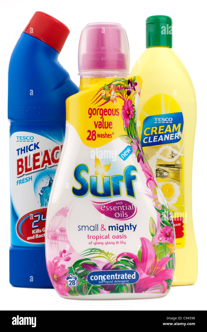 Tesco candeggina e crema detergente e una bottiglia di Surf concentrato liquido detergente Foto Stock