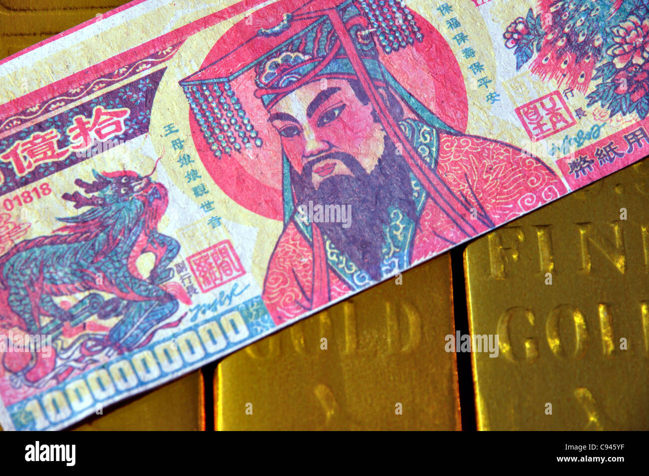 Offerte di denaro di riproduzione e Gold bullion per ricordare i morti, Dalian, Liaoning, Cina. Foto Stock