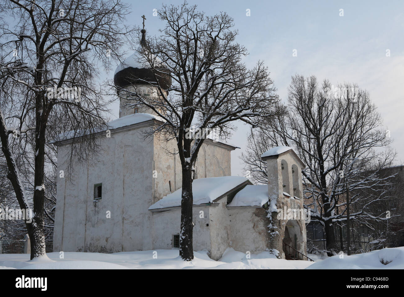 La chiesa di San Giorgio al Vzvoz (in salita) presso l'argine del fiume Velikaya a Pskov, Russia. Foto Stock