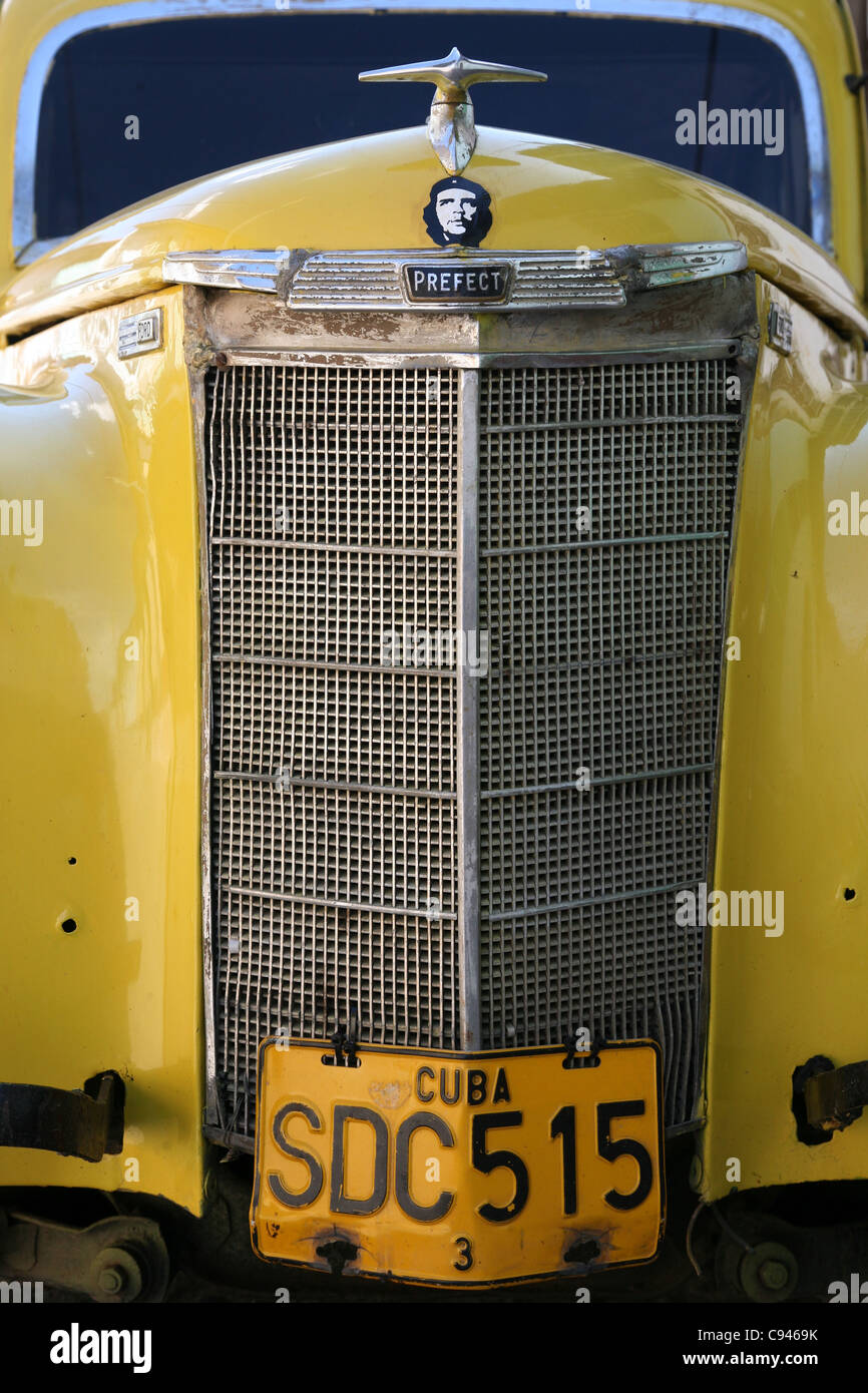 Auto d'epoca, Ford perfetto con il ritratto di Ernesto Che Guevara in Trinidad, Cuba. Foto Stock