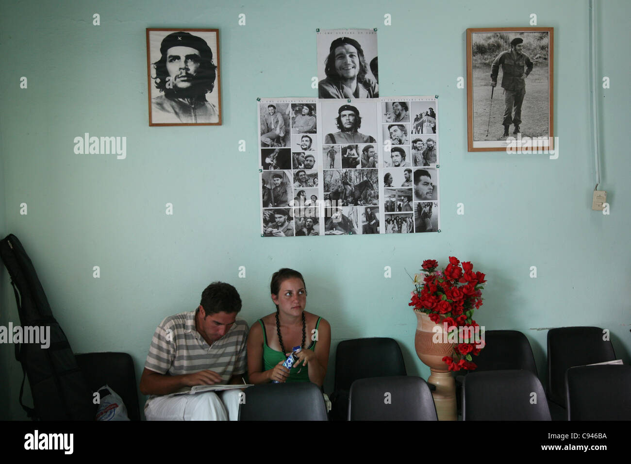 Sala di attesa presso la stazione degli autobus di città decorate con ritratti di Ernesto Che Guevara in Trinidad, Cuba. Foto Stock