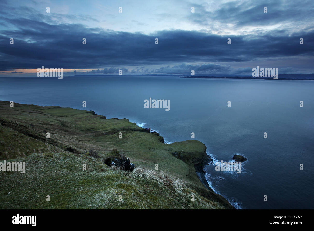 Un drammatico litorale inclinate sull isola di Skye nelle Ebridi Esterne della Scozia, all'alba Foto Stock