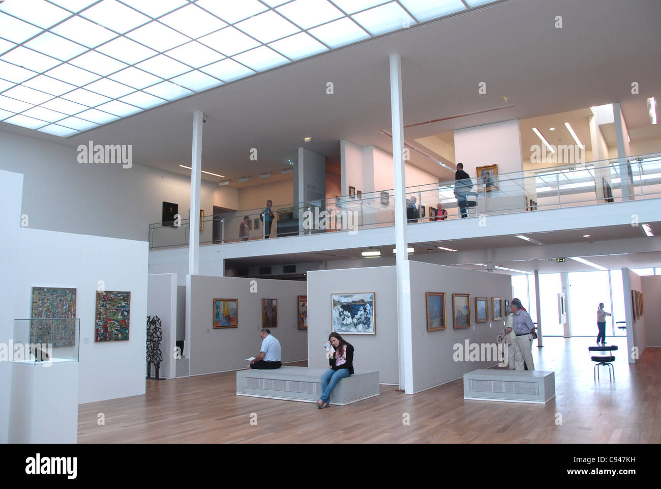 Il piano terra e il livello superiore dell'Art Museum Il Museo Malraux di Le Havre, Normandia, molto rinomato per la sua impressionismo collectio Foto Stock