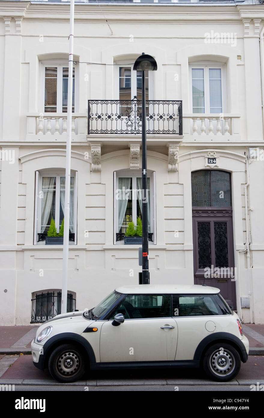 Mini parcheggiata nella zona residenziale di via dello shopping Rue Maréchal Joffre in Norman Le Havre di fronte classic town house Foto Stock