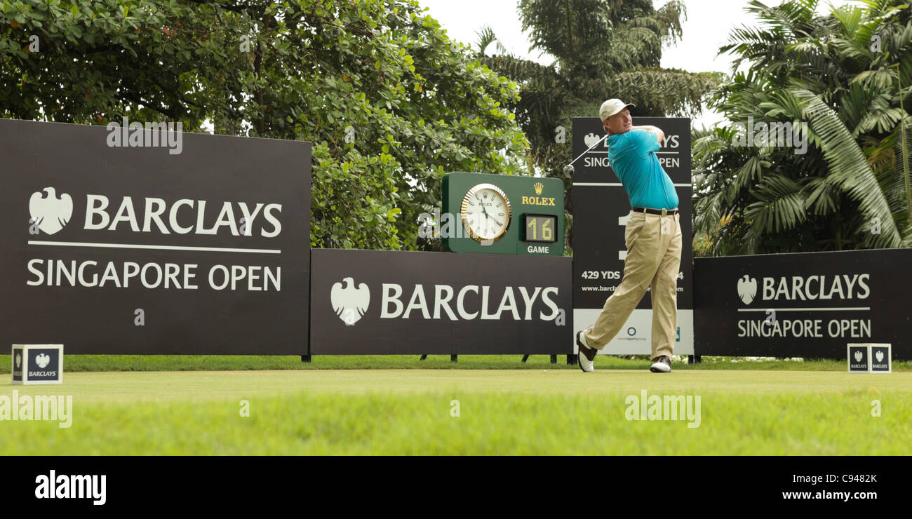 12.11.2011. Singapore. Ernie Els(RSA) tees fuori dal foro 1 durante il round 3 del Barclays Singapore Open 2011, Sentosa Golf Club. Foto Stock